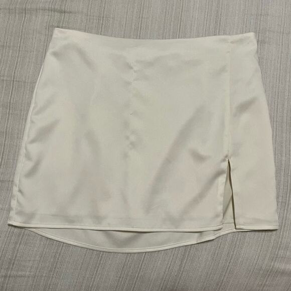 Abercrombie & Fitch Elegant Cream Mini Skirt with Side Slit - Picture 4 of 5